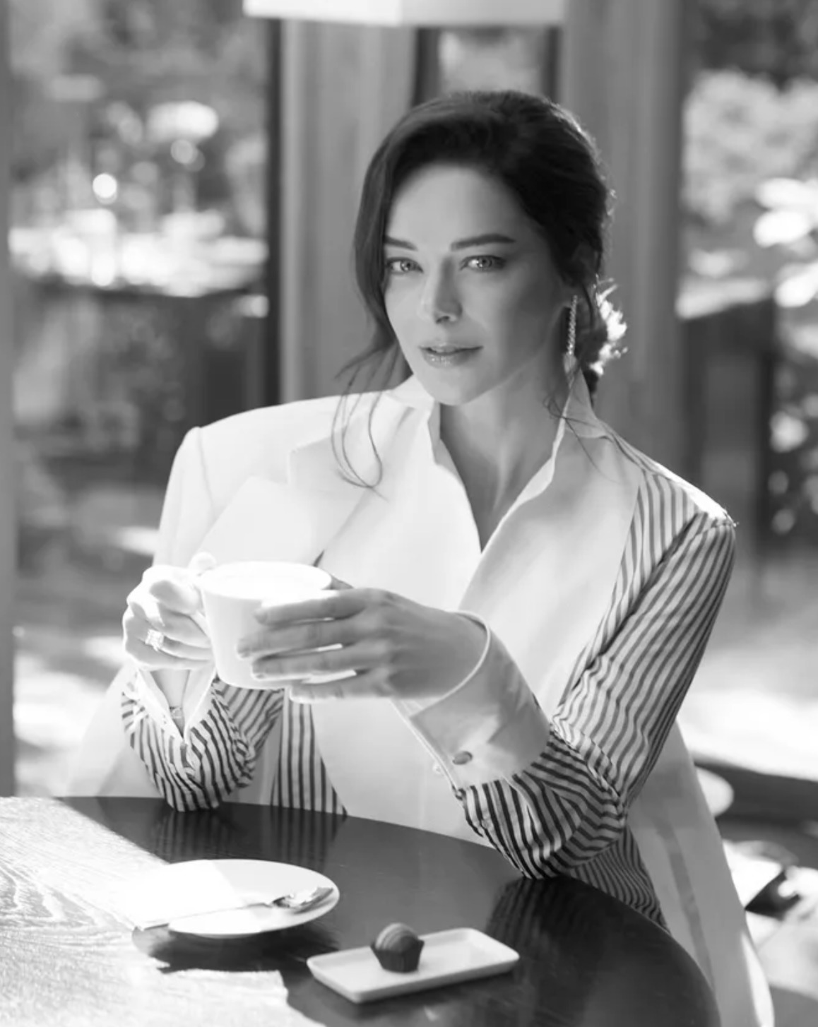 Марина Александрова показала, как провела время в кафе с чашкой кофе в  руках - Первый женский — новости шоу-бизнеса, культура, Life Style