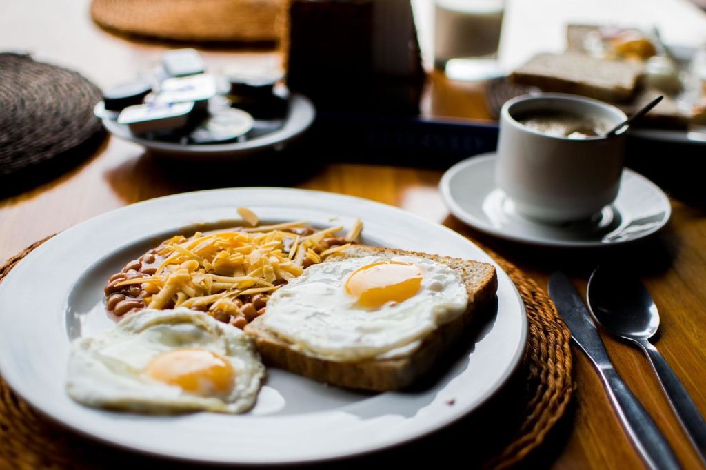 Диетолог Нурия Дианова: Яичница с сосисками – худший завтрак для здоровья