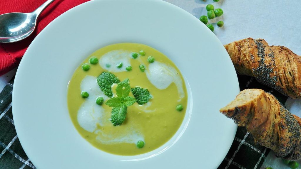 Кокосовый крем-суп с зеленым горошком
