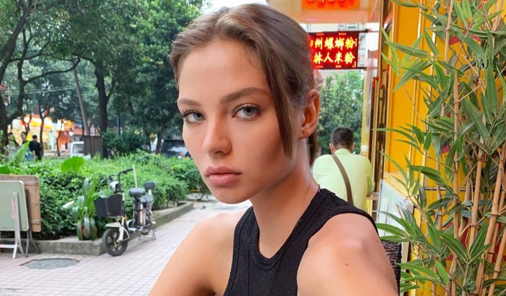 Модель Кафельникова приняла участие в парижском показе, оставив дочь на Бали