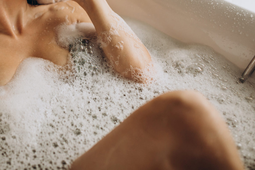 Актриса Студилина снялась голой в ванной с букетами цветов. Видео