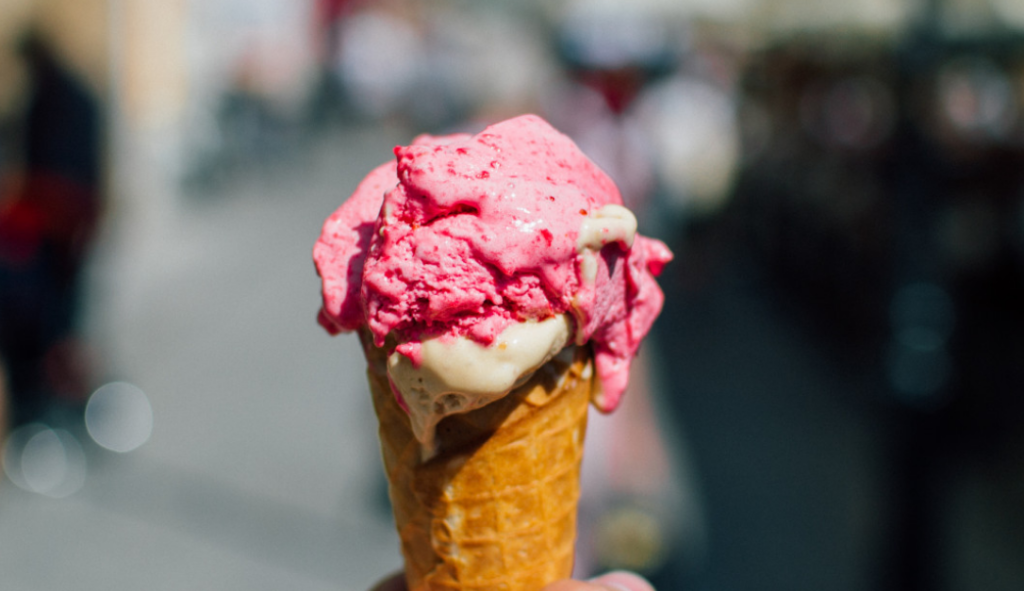 Врач Умнов отметил, что мороженое — отличное средство против хандры и усталости