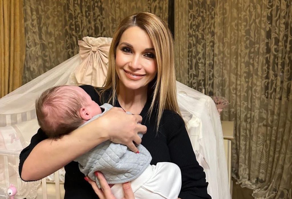 Ольга Орлова ответила обвинившим ее подписчикам в рождении дочери для няни