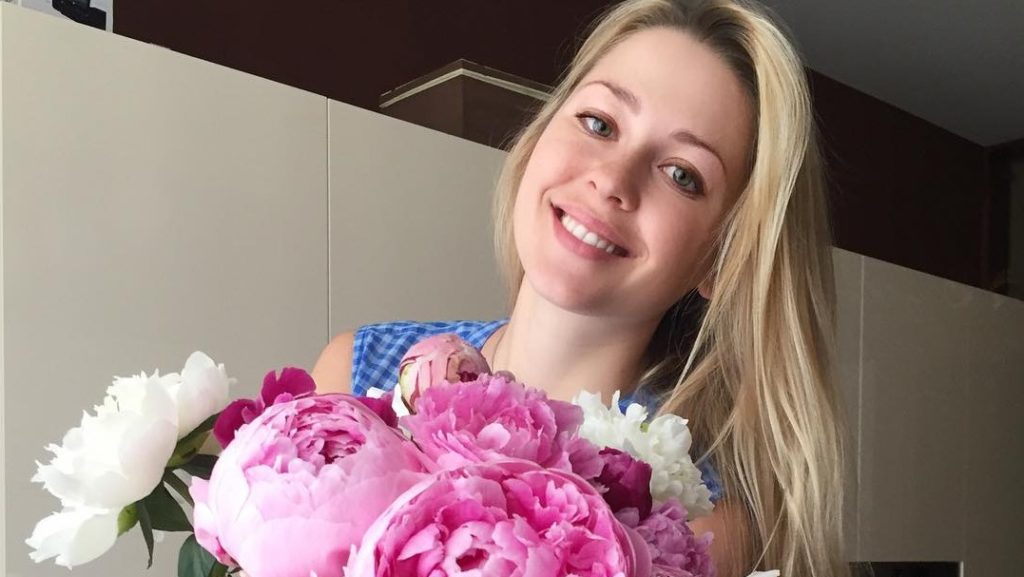 Жена Евгения Алдонина показала фигуру в купальнике после жалоб на лишние килограммы