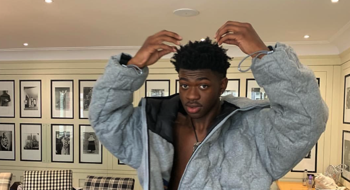 Эпатажный рэпер Lil Nas X появился на Met Gala в серебристых стрингах