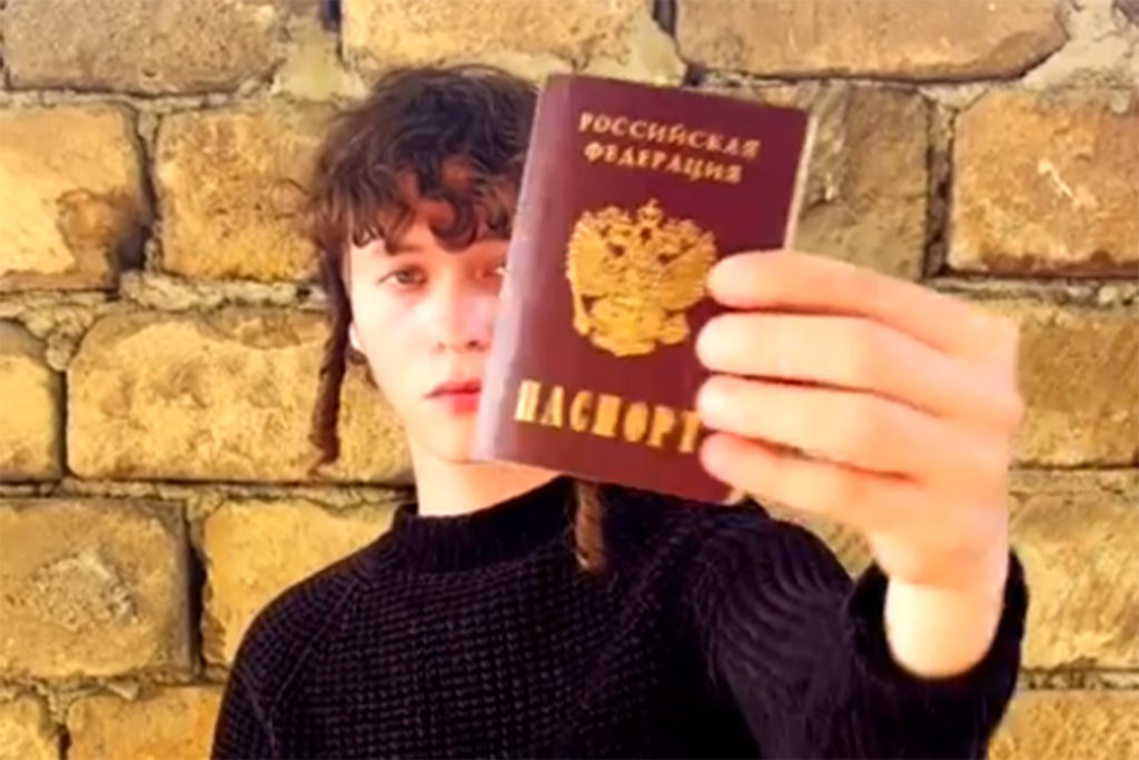 Сжегший паспорт РФ певец Эдуард Шарлот анонсировал концертный тур по России