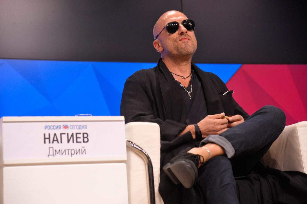 Дмитрий Нагиев травмировал ногу во время спектакля