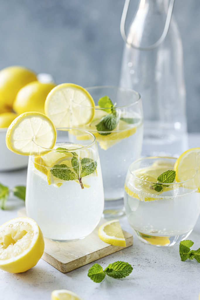Диетолог Алпхан опровергла миф, что вода с лимоном способствует жиросжиганию