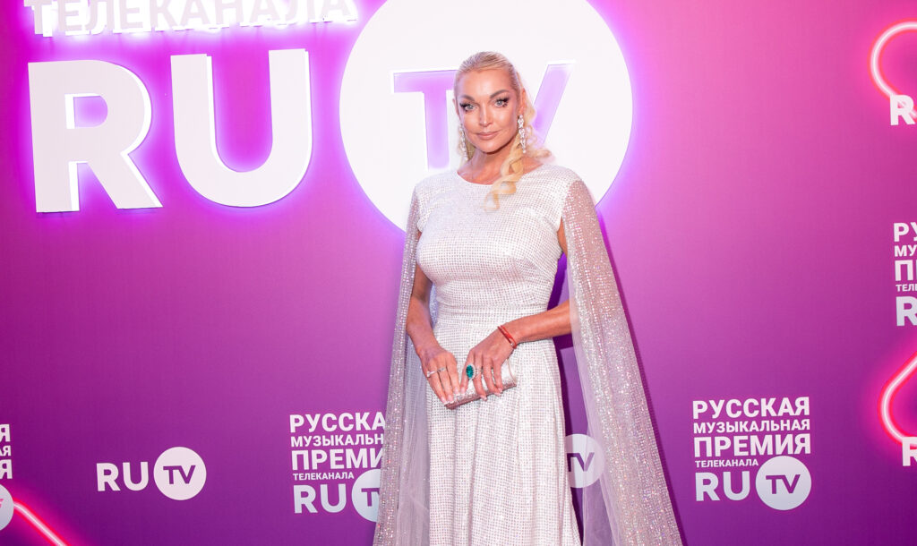 Анастасия Волочкова пришла на премию RU.TV в свадебном платье
