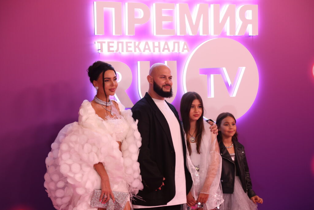 Самойлова появилась на выпускном дочери в обтягивающем платье без бюстгальтера