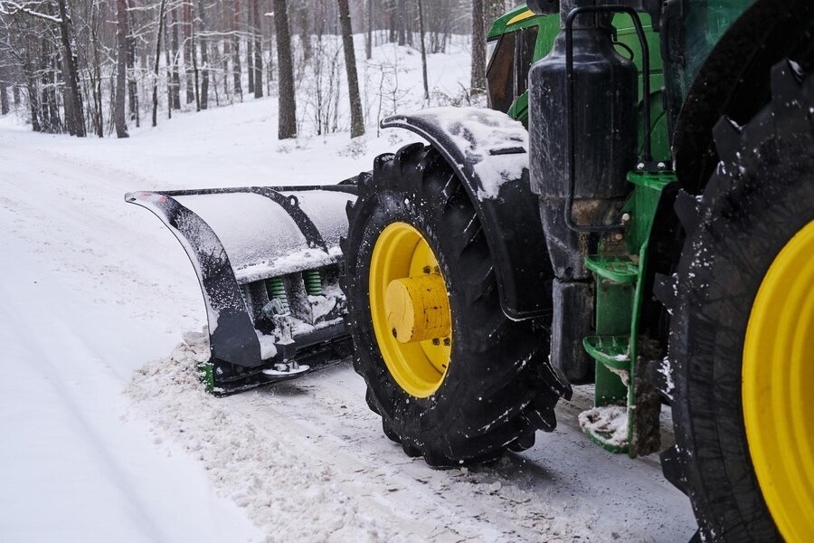 Певец Элвин Грей почистил во дворе снег с помощью трактора