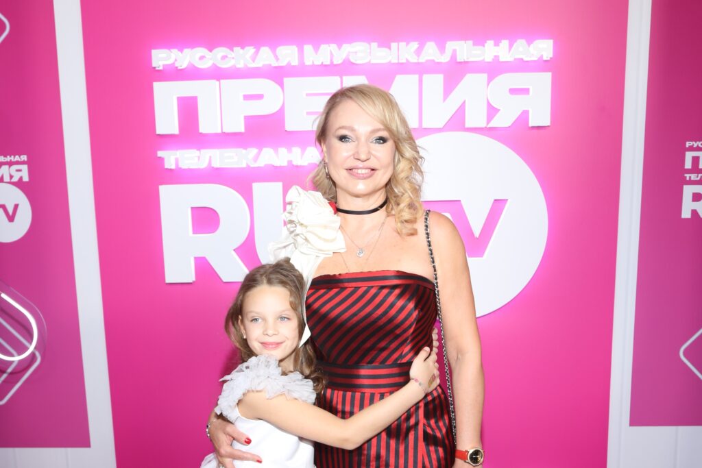 Алла Довлатова сообщила о беременности старшей дочери Дарьи
