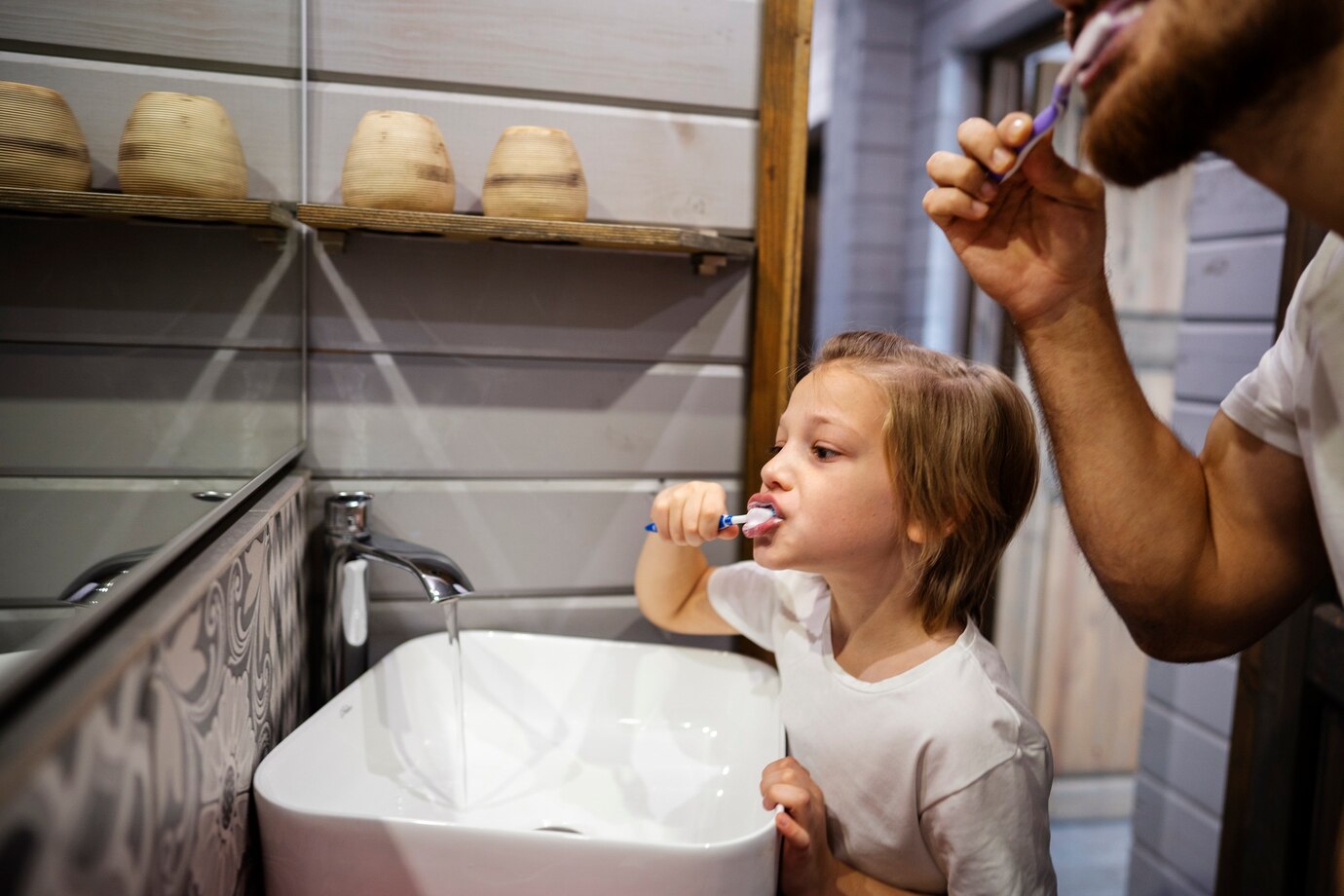 ребенок чистит зубы с папой мальчик