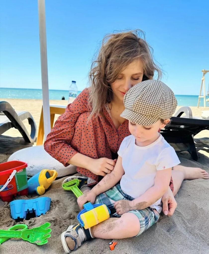 Беременная Лиза Арзамасова показала фото из отпуска с сыном