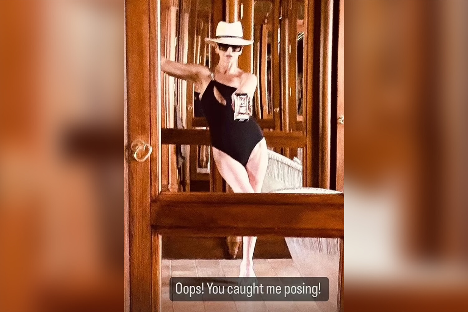54-летняя звезда сериала «Уэнсдэй» Зета-Джонс показала себя в купальнике