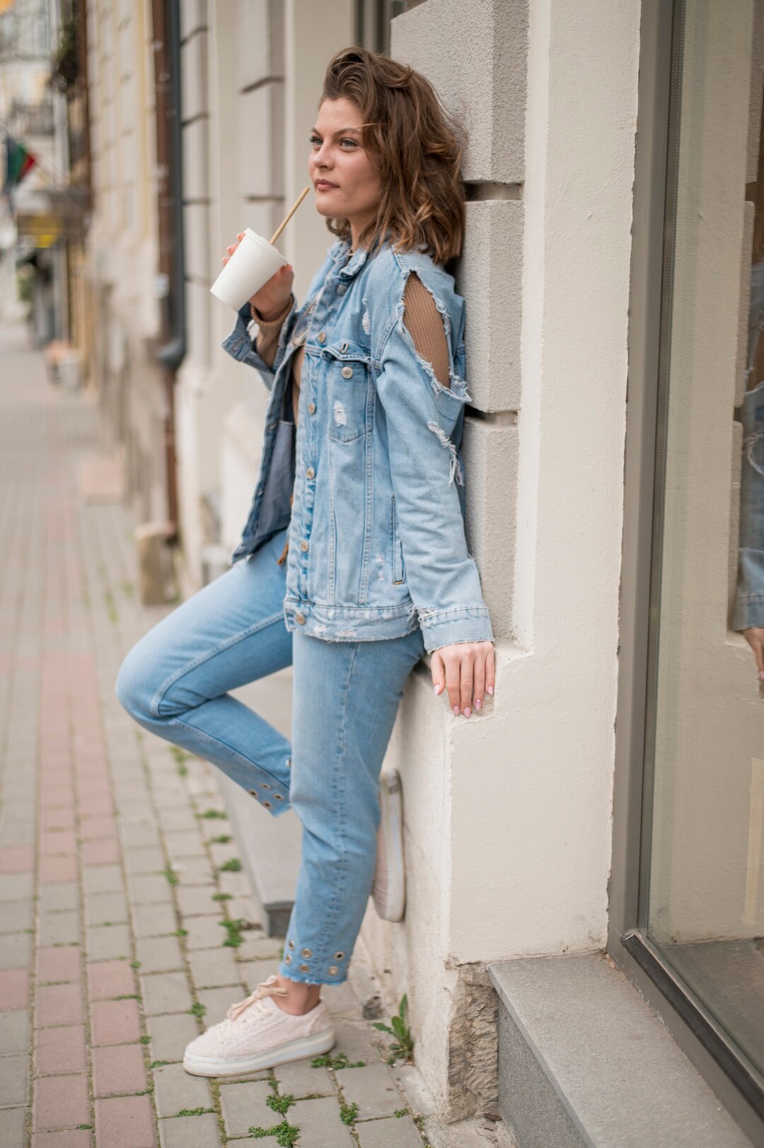 Стилист Антонова назвала джинсы уместной одеждой для любых мероприятий