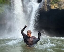 Кристина Асмус сфотографировалась на фоне водопада в мокрой кофте