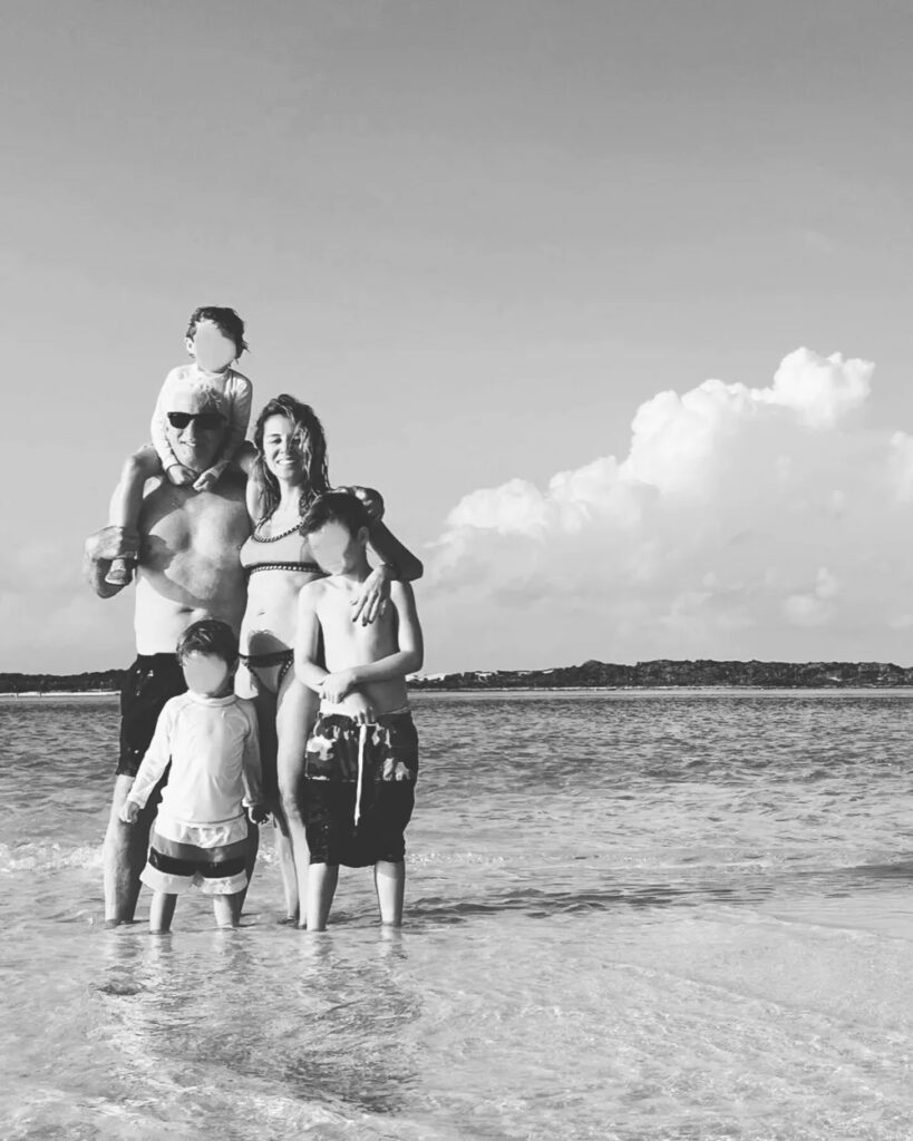 Жена Ричарда Гира показала редкое фото актера с тремя детьми