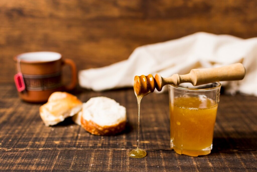 Диетолог Костенко рассказала о вреде меда для печени