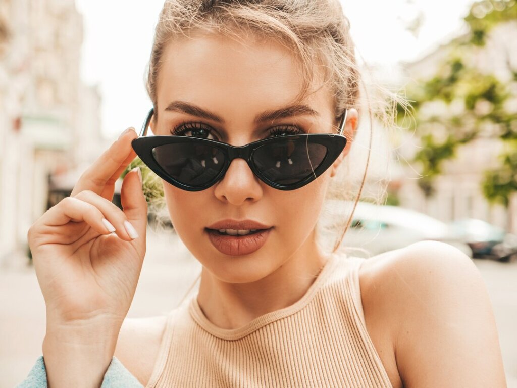Стилист Овчинникова: Солнцезащитные очки футуристичной формы — тренд лета 2024 года