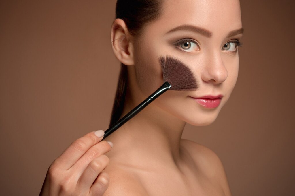 Как нужно правильно наносить румяна при создании макияжа