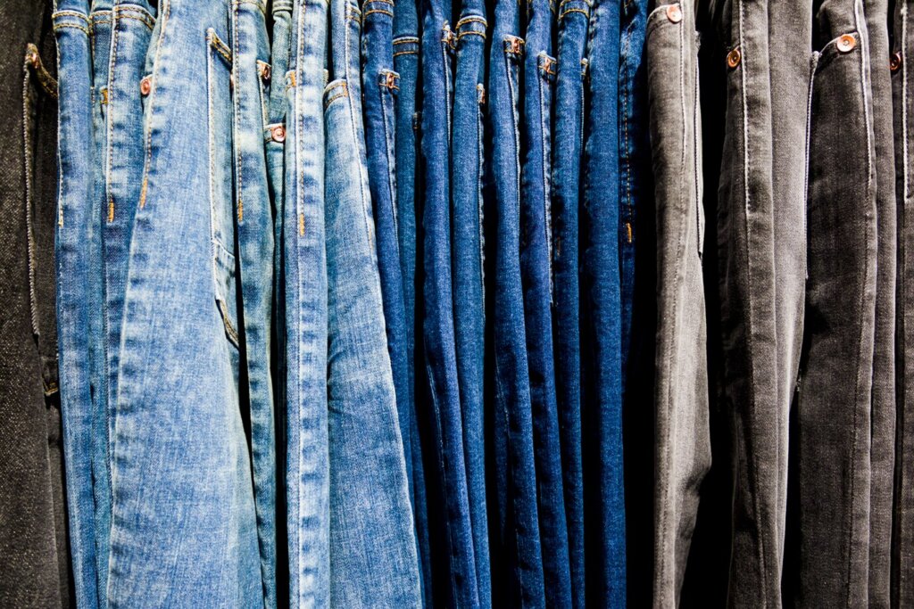 Могут ли джинсы быть модными и как их правильно носить