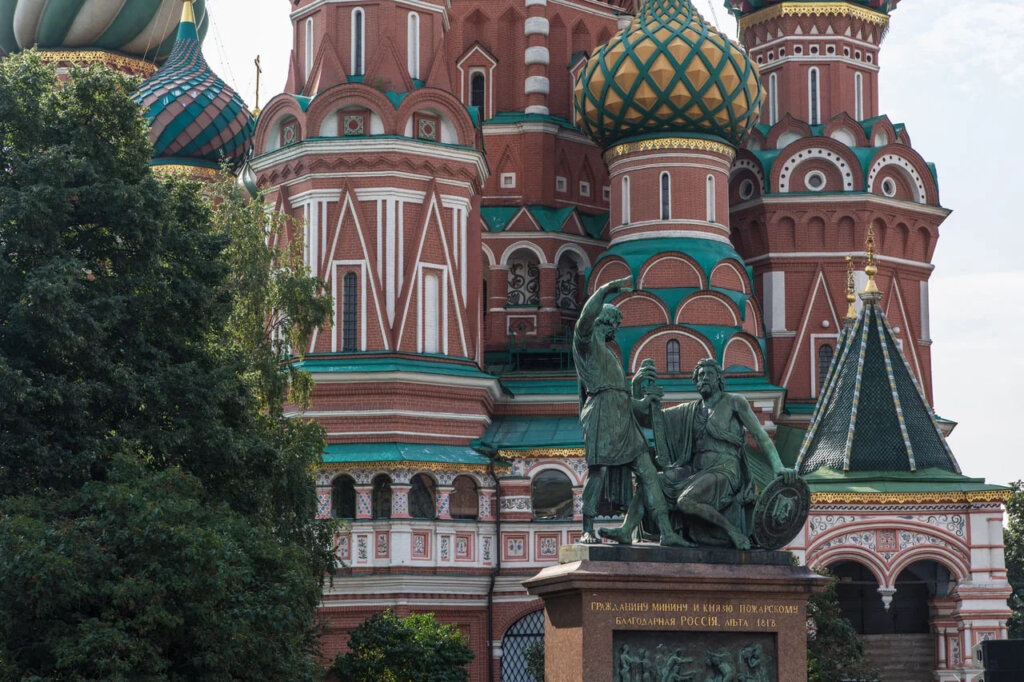 В Москве оштрафовали родителей, перевозивших ребенка в сумке на самокате